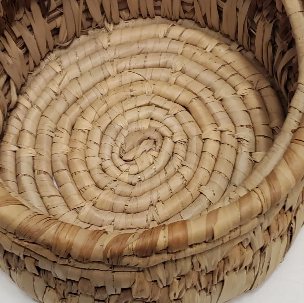 Vtg Brown Boho Farmhouse Woven Round Basket With Lid Storage Decor Sewing